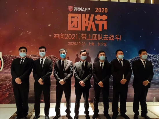 上海某小区专业保安勇救业主，夜晚博歹徒