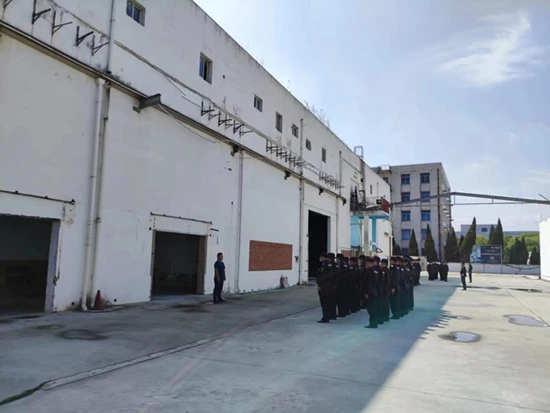 上海宝山区工厂主雇专业保安驻守安全，员工开始放假